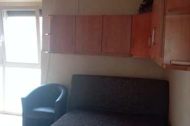 Eladó pár éve felújított első emeleti másfél szobás (34 nm) bútorozott lakás Komlón. A lakás egyedi fűtéses (cserépkályha, klíma), új nyílászárokkal felszerelve. A lakás alatt élelmiszer bolt található. A lakás 500 m körzetében iskola, óvoda, gyógyszertár, Tesco, buszmegálló található. Irányár 11 millió Ft.