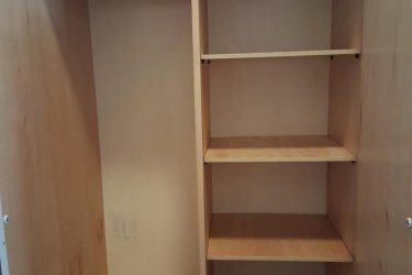 Helyhiány miatt 50cm mély, 145 cm magas, 1 m széles masszív gyermek ruhásszekrény elvihető. Belül a szekrény egyik fele akasztós, a másik oldala polcos. Azért színes a színe, mert öntapadós tapétával be lett vonva. Mivel nem szétszedhető, így egyben lehet csak elvinni. Mi szállítani nem tudjuk. Vácon van.