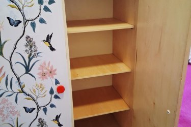 Helyhiány miatt 50cm mély, 145 cm magas, 1 m széles masszív gyermek ruhásszekrény elvihető. Belül a szekrény egyik fele akasztós, a másik oldala polcos. Azért színes a színe, mert öntapadós tapétával be lett vonva. Mivel nem szétszedhető, így egyben lehet csak elvinni. Mi szállítani nem tudjuk. Vácon van.