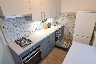 Debrecen, Martonfalvi utca – kiadó egy 56 m²-es lakás
Bérleti díj: 190.000-Ft/hó + rezsi
Az ingatlan jellemzői:
-56 m²-es, magasföldföldszinti lakás
-egyetemhez közeli, villamosmegálló 10 perc gyalogtávolságra található a Károli Gáspár utcán
-konyha, nappali, 2 hálószoba, fürdőszoba + szeparált WC+ erkély
-Bútorozott és gépesített 
-Klimatizált
-Központi fűtés
-Parkolás: a környéken fizetős
-Közös költség: 6000 Ft / hónap.
-Dohányzás nem megengedett
-Azonnal költözhető, 240.000Ft kaució szükséges
Érdeklődni az alábbi telefonszámon lehet:
+36-30-205-3712
