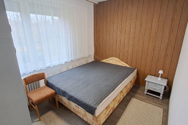 Debrecen, Martonfalvi utca – kiadó egy 56 m²-es lakás
Bérleti díj: 190.000-Ft/hó + rezsi
Az ingatlan jellemzői:
-56 m²-es, magasföldföldszinti lakás
-egyetemhez közeli, villamosmegálló 10 perc gyalogtávolságra található a Károli Gáspár utcán
-konyha, nappali, 2 hálószoba, fürdőszoba + szeparált WC+ erkély
-Bútorozott és gépesített 
-Klimatizált
-Központi fűtés
-Parkolás: a környéken fizetős
-Közös költség: 6000 Ft / hónap.
-Dohányzás nem megengedett
-Azonnal költözhető, 240.000Ft kaució szükséges
Érdeklődni az alábbi telefonszámon lehet:
+36-30-205-3712
