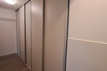 Debrecen, Martonfalvi utca – kiadó egy 56 m²-es lakás
Bérleti díj: 190.000-Ft/hó + rezsi
Az ingatlan jellemzői:
-56 m²-es, magasföldföldszinti lakás
-egyetemhez közeli, villamosmegálló 10 perc gyalogtávolságra található a Károli Gáspár utcán
-konyha, nappali, 2 hálószoba, fürdőszoba + szeparált WC+ erkély
-Bútorozott és gépesített 
-Klimatizált
-Központi fűtés
-Parkolás: a környéken fizetős
-Közös költség: 6000 Ft / hónap.
-Dohányzás nem megengedett
-Azonnal költözhető, 240.000Ft kaució szükséges
Érdeklődni az alábbi telefonszámon lehet:
+36-30-205-3712
