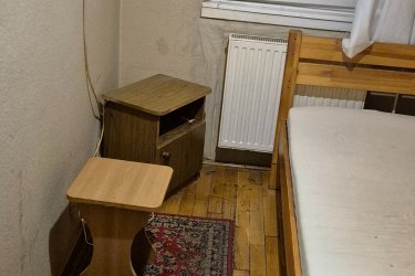 Üdvözlöm!Kiadó egy 2,5szobás lakás  félszobája a XIX.kerületben.A lakást 2férfi lakja.Elsősorban férfi albérlőt keresünk.A szoba 50ezer +20000a rezsi.2havi kaució szükséges.A lakás frekventált helyen van.Ovoda,iskola,spar,lidl 5perc séta,köki 1megálló,határ ut 4megálló.Érd:06303063933