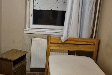 Üdvözlöm!Kiadó egy 2,5szobás lakás  félszobája a XIX.kerületben.A lakást 2férfi lakja.Elsősorban férfi albérlőt keresünk.A szoba 50ezer +20000a rezsi.2havi kaució szükséges.A lakás frekventált helyen van.Ovoda,iskola,spar,lidl 5perc séta,köki 1megálló,határ ut 4megálló.Érd:06303063933