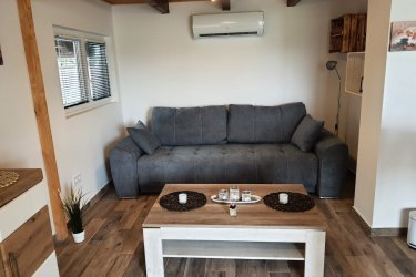 Balatonbogláron apartmanházban max 2fő részére tetőtéri hálóval 1 szoba hosszabb távra kiadó, akár irodai célra is.  Az épülethez nagy kert és udvar tartozik, a parkolás ingyenes. A hely könnyen megközelíthető közvetlenül az autópálya mellett.
Az apartman teljesen felújíott, modern berendezéssel. Tv, internet, mosogép, klimaberendezés van. 210ezer/hó.