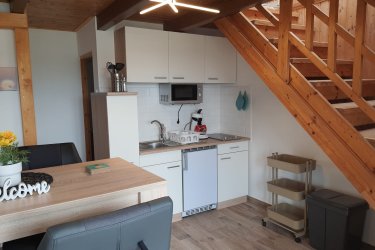 Balatonbogláron apartmanházban max 2fő részére tetőtéri hálóval 1 szoba hosszabb távra kiadó, akár irodai célra is.  Az épülethez nagy kert és udvar tartozik, a parkolás ingyenes. A hely könnyen megközelíthető közvetlenül az autópálya mellett.
Az apartman teljesen felújíott, modern berendezéssel. Tv, internet, mosogép, klimaberendezés van. 210ezer/hó.