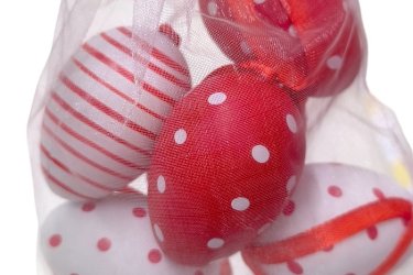 Piros-fehér húsvéti medáltojás 6 db – műanyag, pöttyös és csíkos