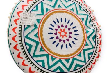 Kerek fehér párna színes mintával és pomponnal 45cm