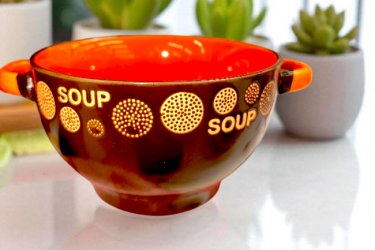 Porcelán leveses tál fogantyúval – narancssárga,barna 0,65L