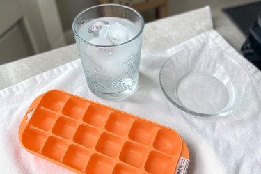 Narancssárga műanyag jégkockatartó 18 rekesszel