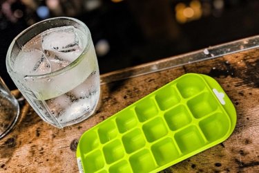 Limezöld műanyag jégkockatartó 18 rekesszel