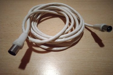 Rövid fehér koax kábel