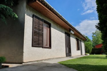 Zamárdiban, a Balatontól 4 percre, klímás, kis ház kiadó. Különálló épületben, két szobás, klímás, TV, zuhanyzós, minikonyhás lakrész, kert használattal kiadó!