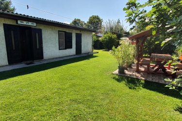 Zamárdiban, a Balatontól 4 percre, klímás, kis ház kiadó. Különálló épületben, két szobás, klímás, TV, zuhanyzós, minikonyhás lakrész, kert használattal kiadó!