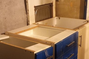 Újszerű (1x használt), 3 részes kék-fehér konyhabútor mosogatótálcával