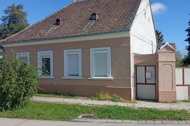Családi ház eladó Zsira településen.