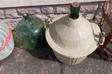 Borászati ballonok, demizsonok, kannák különböző méretben, kivitelben eladók Budapest XVII. kerület!&#13;&#10;Kínálati ár összesen: 65.000,- Ft tételenként külön-külön az ár megegyezés tárgya, szállítás nélkül.&#13;&#10;7 db 50 l ballon&#13;&#10;3 db 30 l ballon&#13;&#10;1 db 10 l ballon&#13;&#10;2 db demizson&#13;&#10;2 db műanyag kanna&#13;&#10;Előzetes időpont egyeztetés után a helyszínen megtekinthetők.&#13;&#10;&#13;&#10;
