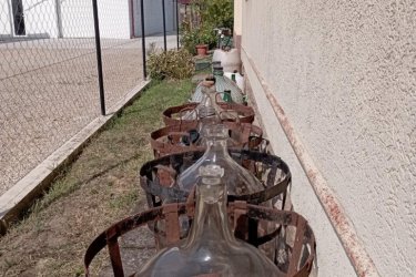 Borászati ballonok, demizsonok, kannák különböző méretben, kivitelben eladók Budapest XVII. kerület!&#13;&#10;Kínálati ár összesen: 65.000,- Ft tételenként külön-külön az ár megegyezés tárgya, szállítás nélkül.&#13;&#10;7 db 50 l ballon&#13;&#10;3 db 30 l ballon&#13;&#10;1 db 10 l ballon&#13;&#10;2 db demizson&#13;&#10;2 db műanyag kanna&#13;&#10;Előzetes időpont egyeztetés után a helyszínen megtekinthetők.&#13;&#10;&#13;&#10;