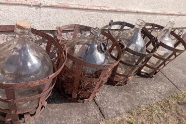 Borászati ballonok, demizsonok, kannák különböző méretben, kivitelben eladók Budapest XVII. kerület!&#13;&#10;Kínálati ár összesen: 65.000,- Ft tételenként külön-külön az ár megegyezés tárgya, szállítás nélkül.&#13;&#10;7 db 50 l ballon&#13;&#10;3 db 30 l ballon&#13;&#10;1 db 10 l ballon&#13;&#10;2 db demizson&#13;&#10;2 db műanyag kanna&#13;&#10;Előzetes időpont egyeztetés után a helyszínen megtekinthetők.&#13;&#10;&#13;&#10;