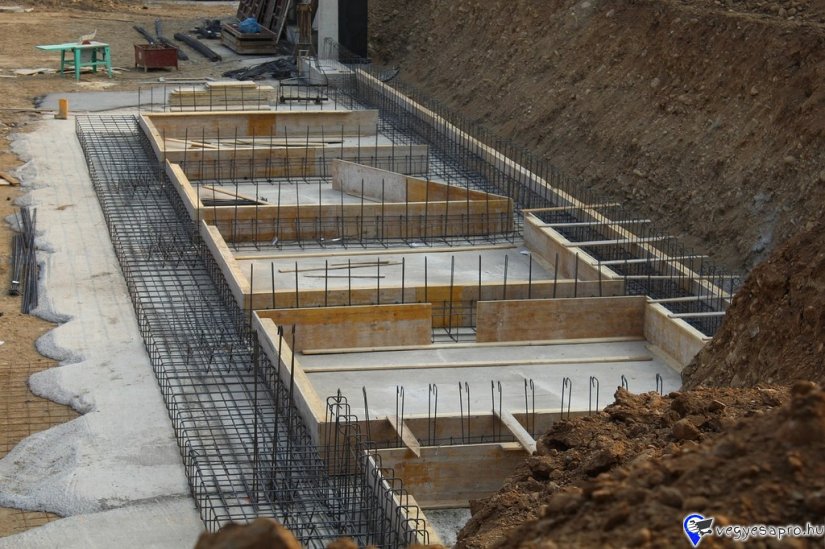 589. Vasbetonmunkás és mélyépítő szakmunkák Stuttgart Vasbetonmunkás és mélyépítő munka szakmunkás képzéssel, szakmai gyakorlattal és A2 német tudással. Munkabér 2.000,-€ nettó (18,-€ bruttó órabér). Ingyenes szállás külön szobában konyával, fürdővel és mosógéppel.Túlóra és hétvégi pótlék 25%. Munkaidő napi 8,5 óra, szombaton 4 óra. Szabadság évi 6 hét. Az összes aktuális állás és még több JÓ ÁLLÁS www.nemetmunka.hu -n. JELENTKEZÉS: -e-mailben német nyelvű, fényképes önéletrajz küldésével: nemetmunkateam@gmail.com vagy önéletrajz készítő APP-al, németül megírt önéletrajzzal: https://www.nemetmunka.hu/oneletrajz-keszito Telefon / WhatsApp / Viber : +49 1520 6359 328 (mindenkit visszahívunk) EXACT Personal UG 83229 Aschau i.Chiemgau Német munkaközvetítő cég Bajorországban. A közvetítésért vagy bármiért fizetni nem kell. www.nemetmunka.hu 2012 óta! …. és megoldódik! https://www.nemetmunka.hu/szakmunkak/589-epitoipari-munka-stuttgart 