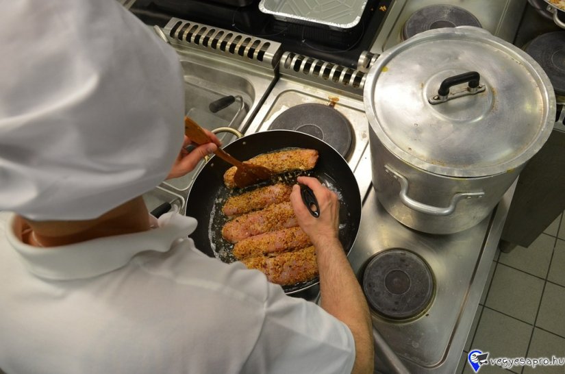 553. A la carte szakács német munka Mannheim A la carte szakács német munka A2 német tudással, szakács és grillezős szakács gyakorlattal. Munkabér 3.000,-€ bruttó. Munkaidő havi 169 óra, az esetleges túlórák kifizetésre kerülnek. Ingyenes szállás és étkezés. Az összes aktuális állás és még több JÓ ÁLLÁS www.nemetmunka.hu -n. JELENTKEZÉS: -e-mailben német nyelvű, fényképes önéletrajz küldésével: nemetmunkateam@gmail.com vagy önéletrajz készítő APP-al, németül megírt önéletrajzzal: https://www.nemetmunka.hu/oneletrajz-keszito Telefon / WhatsApp / Viber : +49 1520 6359 328 (mindenkit visszahívunk) EXACT Personal UG 83229 Aschau i.Chiemgau Német munkaközvetítő cég Bajorországban. A közvetítésért vagy bármiért fizetni nem kell. www.nemetmunka.hu 2012 óta! …. és megoldódik! https://www.nemetmunka.hu/szakacs-konyhai-kisegito/553-a-la-carte-szakacs 