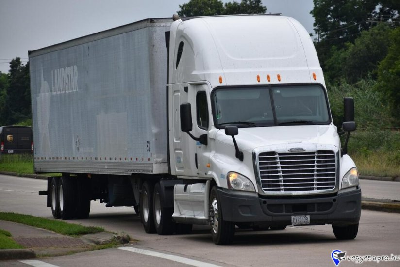 200. Kamion sofőr állások különböző vezetési rendszerben Kamionsofőr német munka különböző (2/1, 3/1, 4/1 és teljes normál havi munka) vezetési rendszerben, A1 német tudással, CE+95 engedéllyel és vezetési gyakorlattal. Teljes havi munkaidővel 4.120,-€ bruttó, ami kb. 3.380,-€ nettó. 4 hét munka, 1 hét szabad 3.982,-€ bruttó ami kb. 3.275,-€ nettó 3 hét munka, 1 hét szabad 3.465,-€ bruttó ami kb.2.878,-€ nettó 2 hét munka, 1 hét szabad 3.200,-€ bruttó ami kb.2.467,-€ nettó Az összes aktuális állás és még több JÓ ÁLLÁS www.nemetmunka.hu -n. JELENTKEZÉS: -e-mailben német nyelvű, fényképes önéletrajz küldésével: nemetmunkateam@gmail.com vagy önéletrajz készítő APP-al, németül megírt önéletrajzzal: https://www.nemetmunka.hu/oneletrajz-keszito Telefon / WhatsApp / Viber : +49 1520 6359 328 (mindenkit visszahívunk) EXACT Personal UG 83229 Aschau i.Chiemgau Német munkaközvetítő cég Bajorországban. A közvetítésért vagy bármiért fizetni nem kell. www.nemetmunka.hu 2012 óta! …. és megoldódik! https://www.nemetmunka.hu/egyeb-allasok/200-kamionsofor-allasok-kulonbozo-rendszerben 