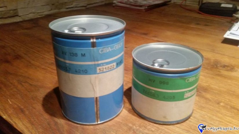 ARALDITE kétkomponensű ragasztó, AV138M +HV998, 1 + 0,4 kg, CIBA-GEIGY.
Epoxi bázisú, nagy hőállóságú paszta. Szürke színű, Jó hőállóság 90°C-ig
Fémek és számos hőre lágyuló műanyag ragasztására alkalmas
Sűrű folyadék
Jó a víz- és vegyszerálló képessége
Alkalmazási hőmérséklet: 25C-on 100g termék esetén a kikeményedési idő: 35 perc. ÚJ BONTATLAN CSOMAGOLÁSBAN. Eredeti ár 60 %-áért.