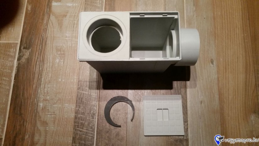 PVC ereszcsatorna bekötőakna, oldalsó kifolyós, 110 mm átm., kivezetőcsonk, szűrőve,l bűzelzáróval, tisztítónyílással.
Méretek: hossz - 30 cm, szélesség - 10 cm, magasság - 21 cm, új állapotban.