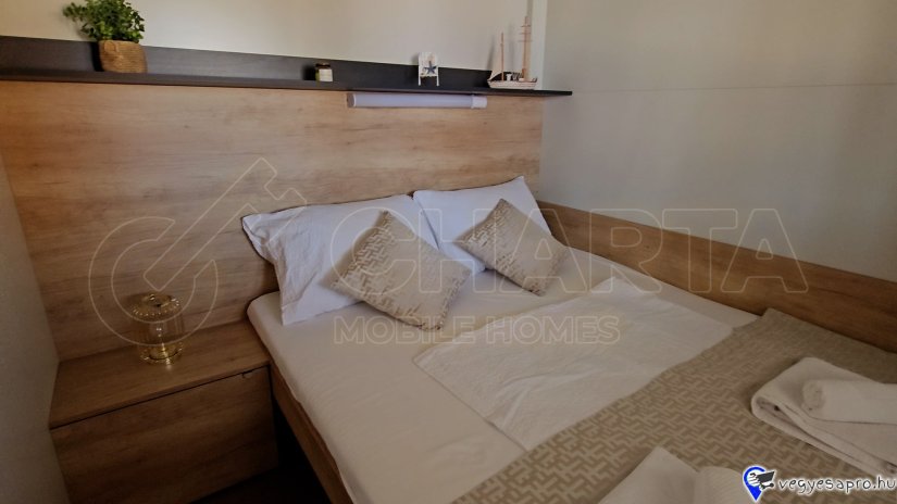 A Camp Tonka egy új projekt, amelyet Posedarjében indítunk, és vonzó elhelyezkedésével, közvetlenül a tenger mellett tűnik ki ? A Camp Tonka mobilházai elsősorban turisztikai szálláshelyekbe való befektetésnek szolgálnak. Az üzletek és további turisztikai létesítmények közelsége szezonon kívül és kívül is vonzóvá teszi mobilházát. Mobilház vásárlásával tulajdonossá válik, aki bérbe adhatja azt, és így további bevételi forrást teremthet. • Mobilház ára a Tonka kempingben: 37 500 € + ÁFA • Éves átalánydíj: 5500 € • Mobilház méretei a kempingben: 8 x 3 m • Terasz: fedett 8 x 4 m • Tengerközelség • Parkolás • Nyitvatartás: A Tonka kemping egész évben nyitva tart • Mobilház állapota: új, teljesen felszerelt és bútorozott A „vétel és bérlés” modell lehetővé teszi, hogy új bevételi forrást teremtsen új, teljesen felszerelt mobilházának bérbeadásából. Érdekli egy ház a saját nyaralásához, vagy további bevételre vágyik házak bérbeadásából? Ha már a jövő évi tervein gondolkodik, vegye fel velünk a kapcsolatot a következő címen: +385 (0)99 738 5893 Mail:info@charta-nekretnine.hr Web: https://charta-nekretnine.hr/product/mobilne-kucice-blizu-mora-posedarje/