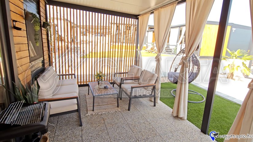 A Camp Sanny mobilházai tengerre néző terasszal rendelkeznek, amely egyedülálló kilátást nyújt egész nap. Az év minden napján. 2026-ban vonzó helyen új mobilházakat kínálunk, teljesen felszerelt háztartási gépekkel és bútorokkal, kulcsrakész alapon. A Camp Sanny mobilházai elsősorban turisztikai szálláshelyekbe való befektetésnek szolgálnak. Mobilház vásárlásával Ön lesz a tulajdonos, aki bérelheti az otthont, és így további bevételi forrást teremthet. • Mobilház ára a Sanny kempingben: 42 000 € + ÁFA • Éves átalánydíj: 7000 € • A mobilház méretei a kempingben: 8 x 3 m • Terasz: fedett 8 x 4 m • Tengertől való távolság: 80 m • Parkolás • Üzemeltetési időszak: A Sanny kemping egész évben nyitva tart • A mobilház állapota: új, teljesen felszerelt és bútorozott A mobilházak Drage faluban, Pakoštane közelében, egy enyhe lejtőn helyezkednek el. Minden parcellához tartozik egy parkolóhely a vendégek számára, és a házak közvetlen közelében mindkét oldalon strandok találhatók. A pihenésre vágyó turisták értékelni fogják Žakanj tengerre néző kilátását, míg a kalandvágyók izgalmakat keresnek a környező látnivalókban. Végig Önnel vagyunk az ötlettől a megvalósításig, akár mobilházakba szeretne befektetni, akár földtulajdonosként kemping építésén gondolkodik. Ha már a jövő évi tervein gondolkodik, vegye fel velünk a kapcsolatot a következő elérhetőségeken: +385 (0)99 738 5893 Mail: info@charta-nekretnine.hr Web: https://charta-nekretnine.hr/product/mobilne-kucice-kamp-sanny/