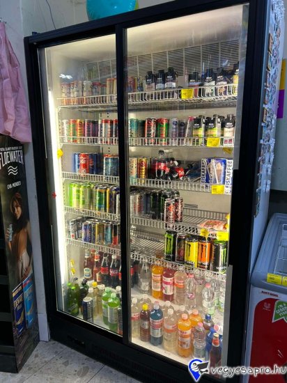Eladó a képen látható, jó állapotban lévő, digitális vezérlésű tolóajtós hűtővitrin, italhűtő. Iá: 360.000Ft. Érd: 06/20 392-9582 Szállításban tudok segíteni.