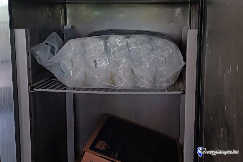 ROZSDAMENTES HÁTTÉRFAGYASZTÓ MÉLYHŰTŐSZEKRÉNY