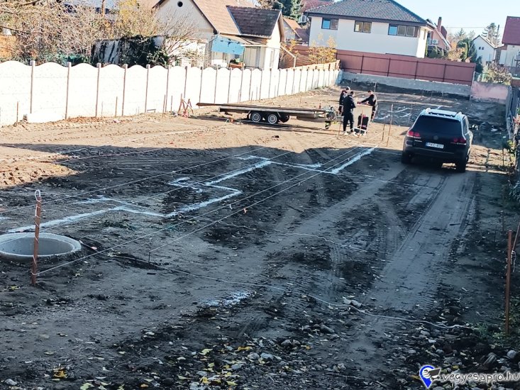 Új építésű, modern családi házak, otthonok Göd központjában – saját telekkel, garázzsal, hőszivattyúval eladók! Közép-Göd központi, mégis csendes részén, 1073 m²-es telken két modern, földszintes, önálló családi ház kerül megépítésre — 2026. áprilisi átadással. A házak külön helyrajzi számon, saját bejárattal, garázzsal és parkosított kerttel rendelkeznek, így teljes önállóságot és nyugalmat kínálnak tulajdonosaiknak. Főbb jellemzők: • Alapterület: 128 m² • Elrendezés: amerikai konyhás nappali + 3 hálószoba + 2 fürdőszoba + kamra + gardrób + háztartási helyiség. • 20 m²-es teremgarázs • Tégla falazat, 12 cm grafitos hőszigetelés, 3 rétegű nyílászárók • Hőszivattyús rendszer és padlófűtés az optimális hőérzetért • Rendezett, bekerített udvar, parkosított kert. A tágas, világos amerikai konyhás nappali (30 m²) ideális központja lehet a családi életnek és baráti összejöveteleknek. A gondosan megtervezett belső tér modern, praktikus, kényelmes otthont biztosít minden korosztály számára. Elhelyezkedés: A házak Göd egyik legkedveltebb utcájában épülnek, pár percre az iskolától, óvodától, üzletektől és közlekedési csomópontoktól. A környék nyugodt, családbarát, mégis minden kényelmi szolgáltatás könnyen elérhető: bolt, patika, étterem, edzőterem, hajókikötő, vonat- és buszmegálló. Ár: 149. 900. 000 Ft / ház Az ingatlan államilag támogatott konstrukciókkal is megvásárolható: ✅ 3%-s Otthon Start hitel ✅ Babaváró ✅ CSOK Plusz Ne maradjon le erről a modern, energiatakarékos otthonról Göd legjobb részén! További információért és megtekintésért várom hívását: +36 70 558 1160