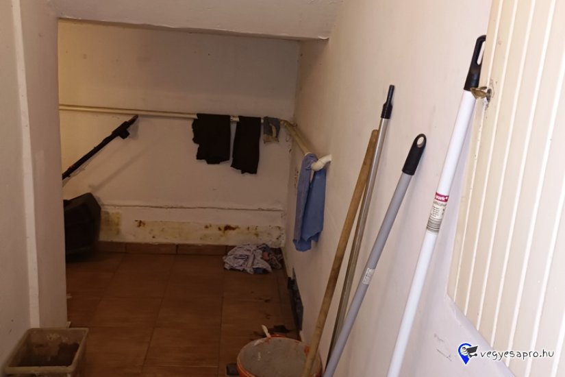 Vác – Deákvár központi részén, kétszintes családi ház kiadó.