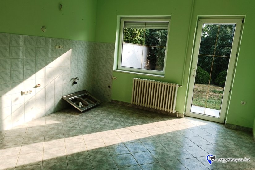Vác – Deákvár központi részén, kétszintes családi ház kiadó.