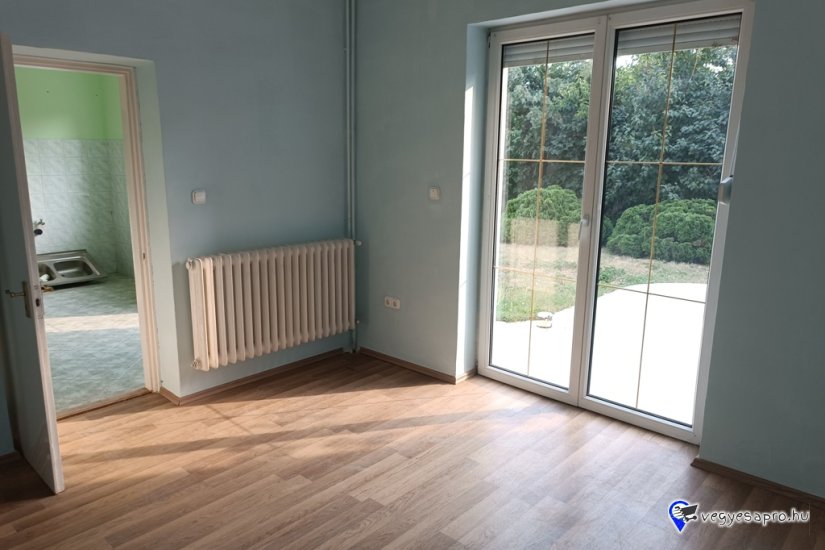 Vác – Deákvár központi részén, kétszintes családi ház kiadó.