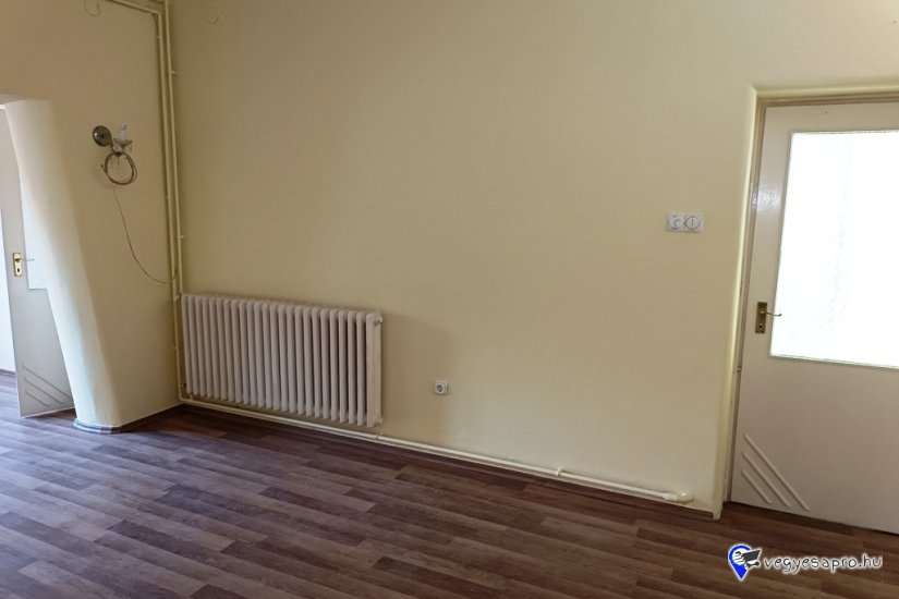 Vác – Deákvár központi részén, kétszintes családi ház kiadó.