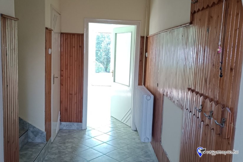 Vác – Deákvár központi részén, kétszintes családi ház kiadó.