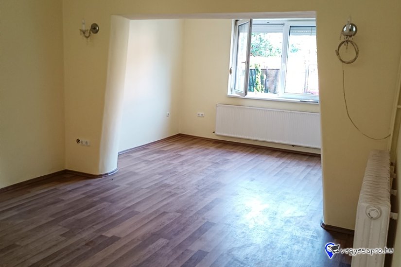 Vác – Deákvár központi részén, kétszintes családi ház kiadó.