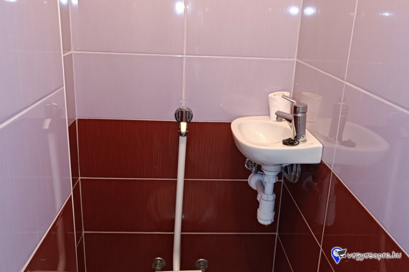 Vác – Deákvár központi részén, kétszintes családi ház kiadó.