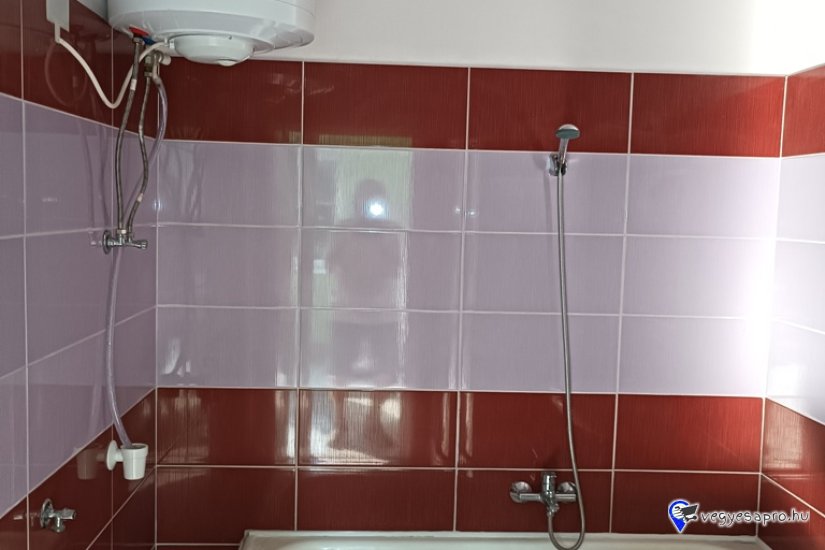 Vác – Deákvár központi részén, kétszintes családi ház kiadó.