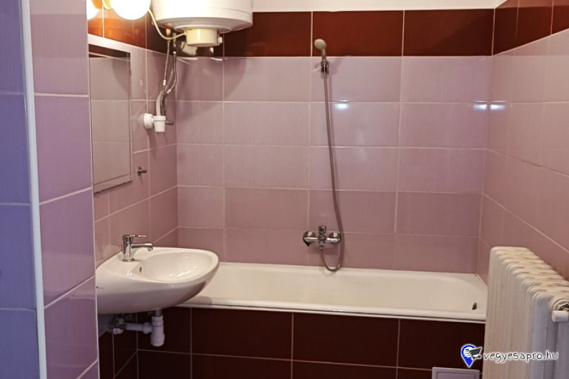 Vác – Deákvár központi részén, kétszintes családi ház kiadó.