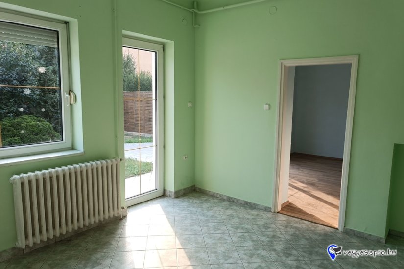 Vác – Deákvár központi részén, kétszintes családi ház kiadó.