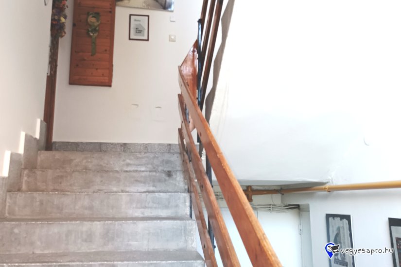 Eladó 105 m2-es, belső kétszintes társasházi Vácon a Cházár András utcában.