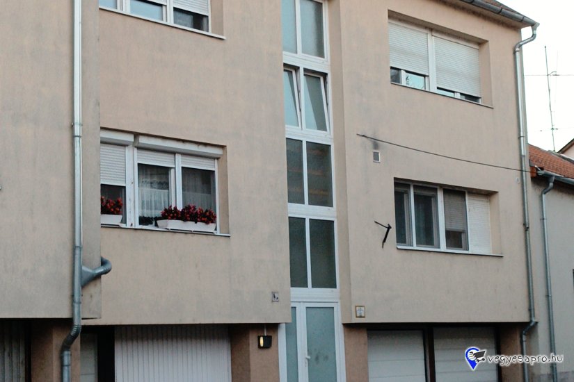 Eladó 105 m2-es, belső kétszintes társasházi Vácon a Cházár András utcában.