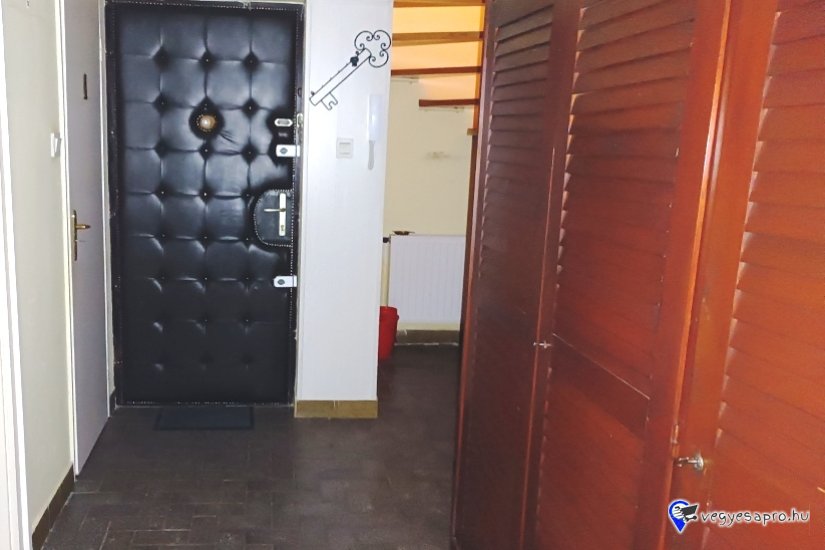 Eladó 105 m2-es, belső kétszintes társasházi Vácon a Cházár András utcában.