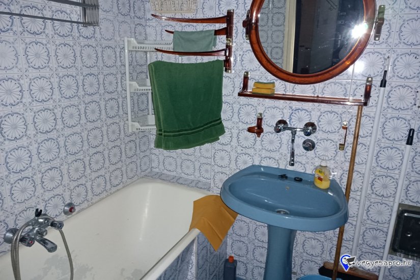 Eladó 105 m2-es, belső kétszintes társasházi Vácon a Cházár András utcában.