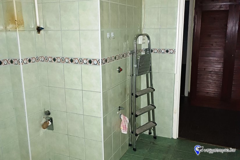 Eladó 105 m2-es, belső kétszintes társasházi Vácon a Cházár András utcában.