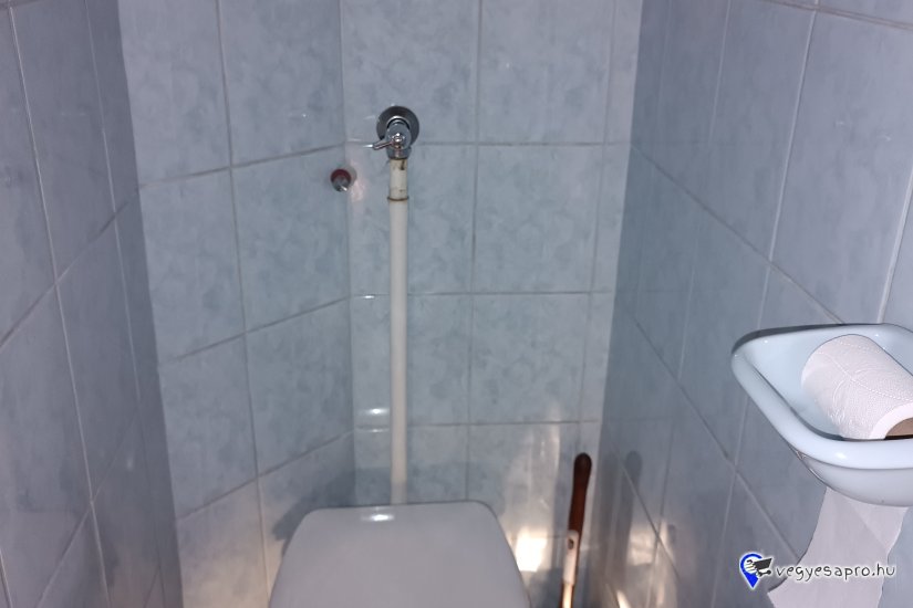 Eladó 105 m2-es, belső kétszintes társasházi Vácon a Cházár András utcában.