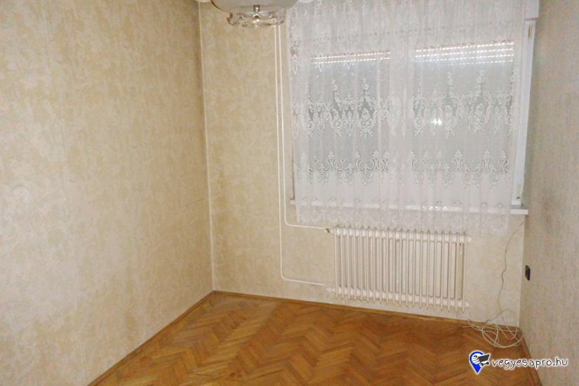 Eladó 105 m2-es, belső kétszintes társasházi Vácon a Cházár András utcában.